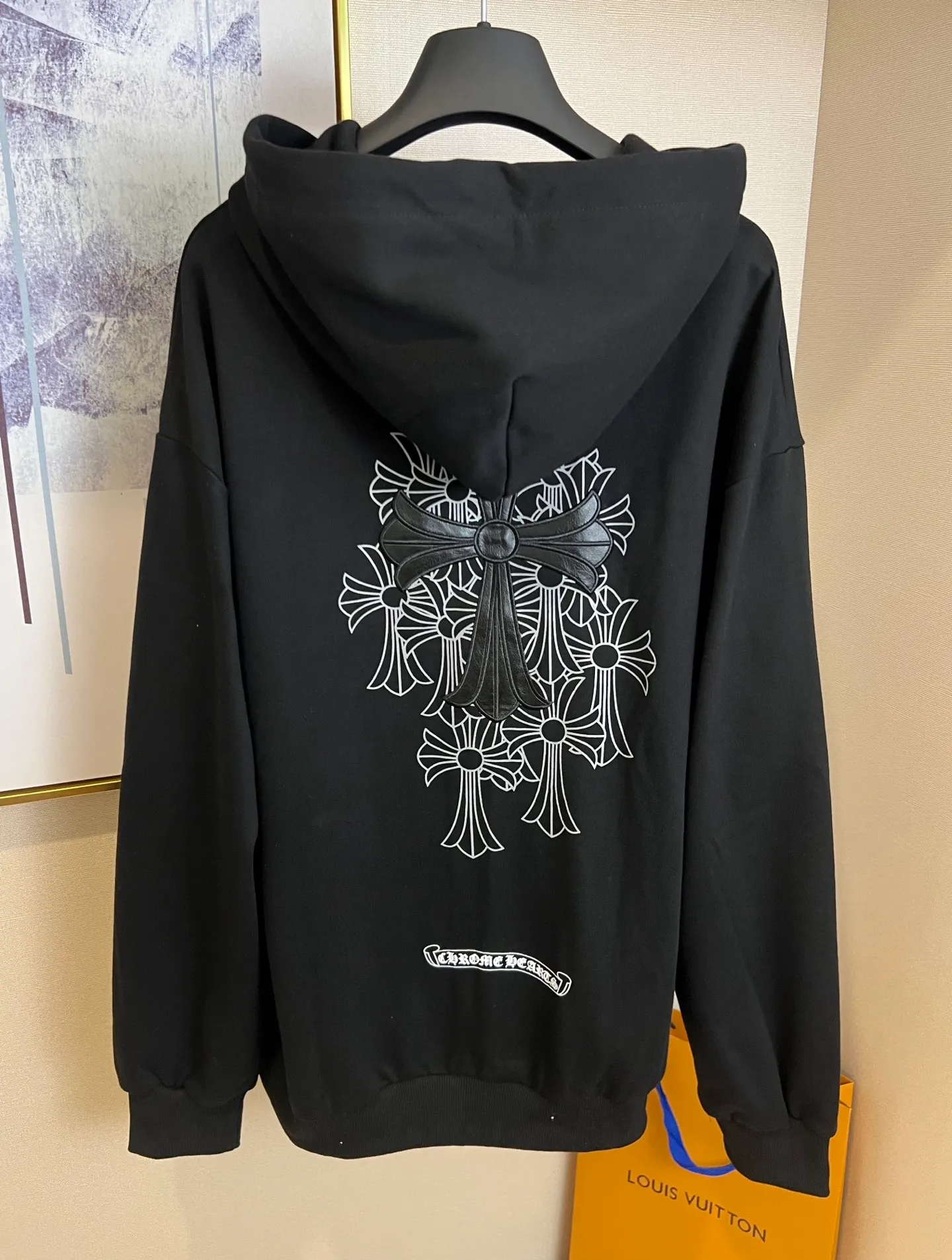 P360 Size: S/M/L/XL White/Black Unisex Chrome hearts ❤️Embroidered cross sweatshirt zipper jacket, comfortable and soft fabric, casual and comfortable to wear. The body is embellished with Sanskrit printing of the brand, which adds highlights to the solid color. The loose fit gives people a versatile feeling, and the upper body effect is also very strong. It is a super good-looking one. ⚠️Washing method: Please wrap pure cotton products in a laundry bag on the back for quick machine washing in cold water! ! Do not soak/wash in warm water!